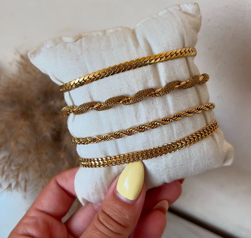BalqizNotBiliki's tweet photo. “Statement pieces that don’t care about gender. #HandChain #BaliJewelries”
🏷️ 3,500
Location: Lagos https://t.co/wRQMSNQ5XO