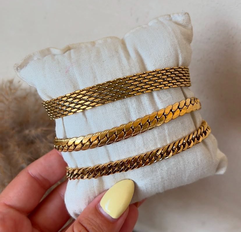 BalqizNotBiliki's tweet photo. “Statement pieces that don’t care about gender. #HandChain #BaliJewelries”
🏷️ 3,500
Location: Lagos https://t.co/wRQMSNQ5XO