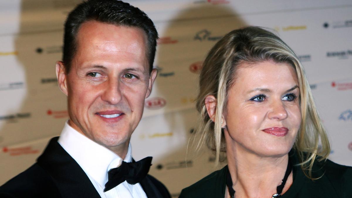 Mit der Hilfe seiner Frau – Schumacher signiert Helm für wohltätigen Zweck to.welt.de/BEXUR1j