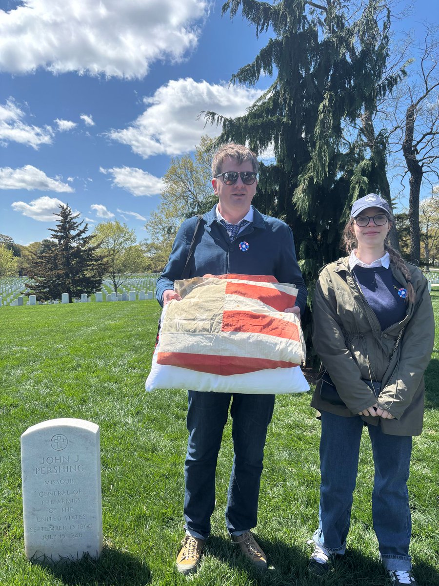lteyssedou1's tweet photo. [Washington en Somme] Et puis on a été à DC faire une cérémonie au cimetière militaire d'Arlington. Et présenter notre projet au lycée français, voir un match de baseball et faire des visites.

#bacproASSP https://t.co/6omvE2n3za