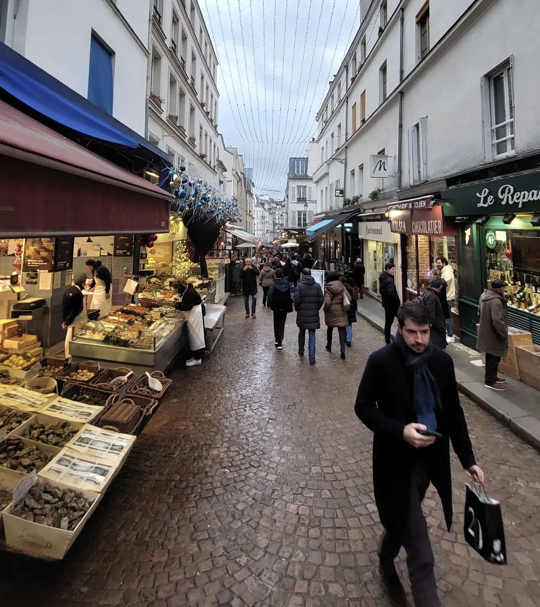 😱CRÈVE-COEUR Quand on voit cette rue juste parfaite, typiquement #parisienne, avec son sol magnifique en pavés rouges et son animation commerciale, on se demande comment a pu germer l’idée de transformer la rue Mouffetard, #Paris 5, en soi-disant «rue-jardin» et tout détruire ?