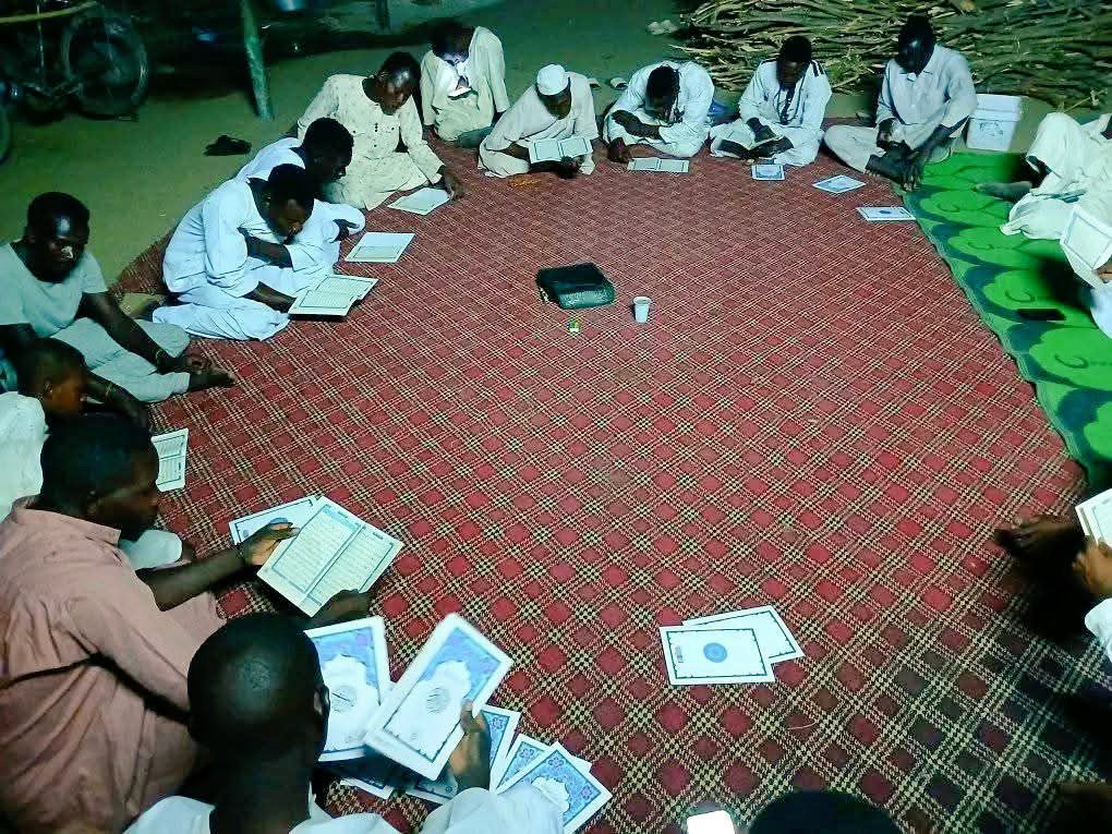 صور ارشيفية توثق لطلاب خلوة ومجمع الشيخ فرح لتعليم وتحفيظ القرآن الكريم بمخيم زمزم، الذين قُتلوا داخل المجمع.

 اللهم يا رب اجعل القرآن الكريم نورًا في قبورهم،وأعمِ أبصار قاتليهم،واجعلهم عبرة لمن
 يعتبر 🤲.