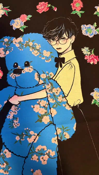 丸山敬太さんに作っていただいたグッズを頂戴しました。神に混ざれた奇跡。スカーフはなめらかな良い生地で大変結構なお品でございます。ポストカードセットも大判でかわいい。敬太さんの花瓶とジト目のぱるちゃんを添えて 4月27日まで渋谷でポップアップストア開催中↓