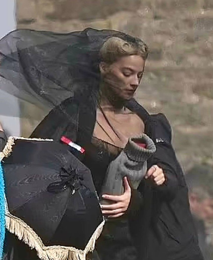 영화 <폭풍의 언덕 (Wuthering Heights)> 촬영 중인 마고 로비 새 사진 #MargotRobbie 에머랄드 펜넬 감독 / 에밀리 브론테 원작 각색 2026년 2월 13일 개봉 (영국...