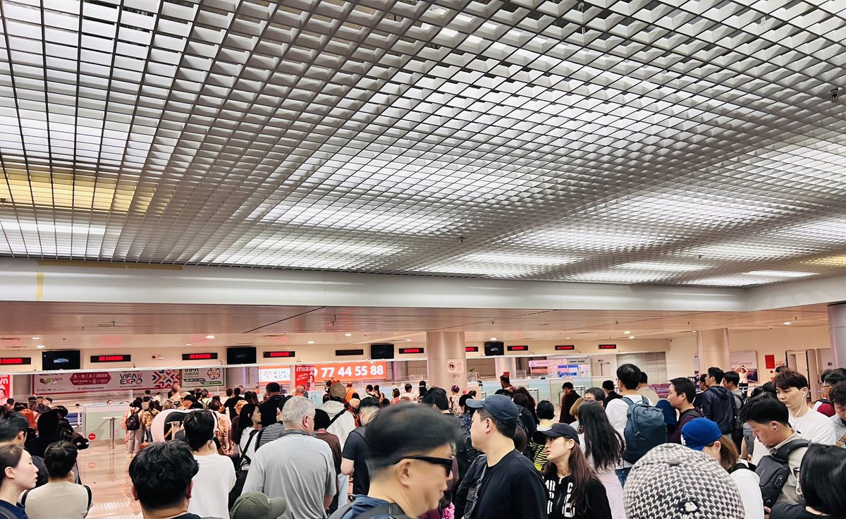 intel007simon's tweet photo. 베트남 하노이 공항 도착 했어요 

서울대 정��교교수님이 알려줘서 알았는데요. 약 25,000원을 미리내고 Fast Rrack을 선택 하는 방법이 있다고 합니다. 

다음에 호치민 올때는 패스트트랙 신청해야 겠어요. 

공항 착륙후 2시간 동안 줄서 있어요. 

ㅠㅠ

아는게 
힘!!!!!!!!! https://t.co/1mcKToKXH3