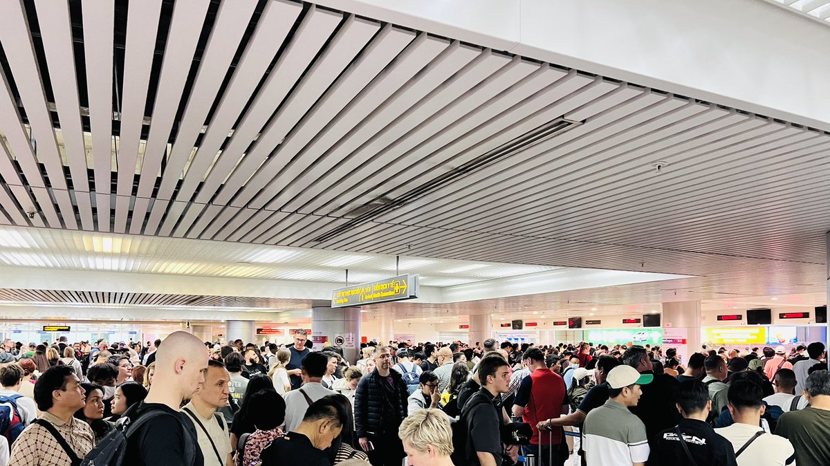 intel007simon's tweet photo. 베트남 하노이 공항 도착 했어요 

서울대 정��교교수님이 알려줘서 알았는데요. 약 25,000원을 미리내고 Fast Rrack을 선택 하는 방법이 있다고 합니다. 

다음에 호치민 올때는 패스트트랙 신청해야 겠어요. 

공항 착륙후 2시간 동안 줄서 있어요. 

ㅠㅠ

아는게 
힘!!!!!!!!! https://t.co/1mcKToKXH3