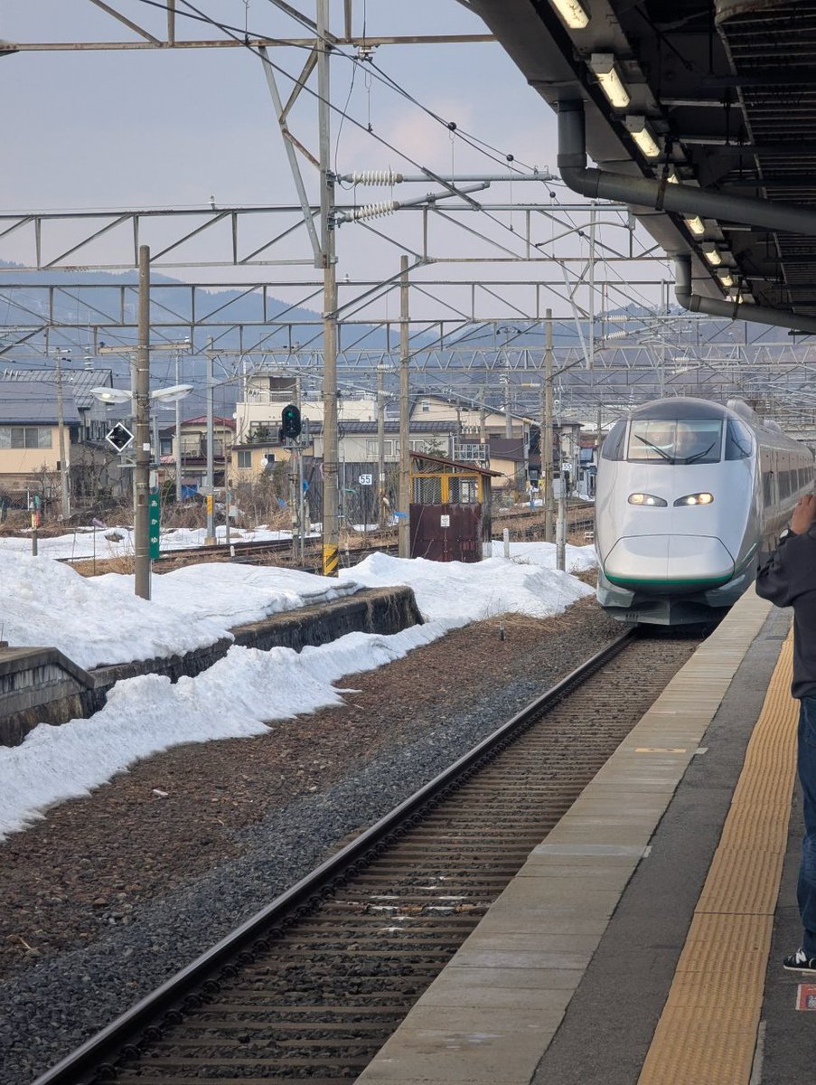 #いいねをした鉄道ファン全員フォローする　#山形新幹線　#こんにちはトレイン　#銀つばさ　E3系2000番代つばさ、山形新幹線乗るとき先代、先々代も大概銀つばさに当たる