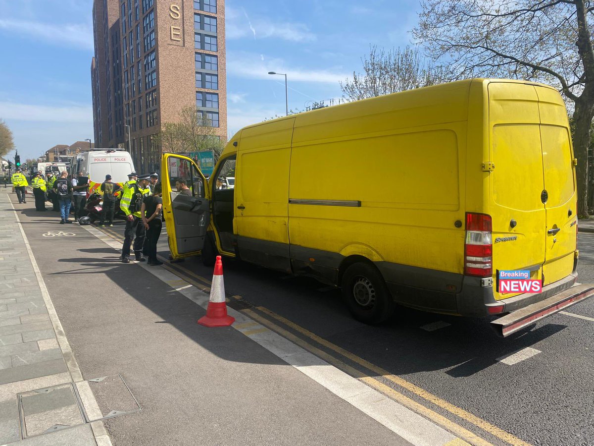 MPSSpecials's tweet photo. Yesterday saw officers from the Vehicle Enforcement Team alongside North East &amp; North Area BCUs work together to disrupt criminals using London’s Road network. Results included 40 vehicle seizures and 6 persons arrested, including Possession with intent to supply
#JointWorking https://t.co/7JrV4grotw