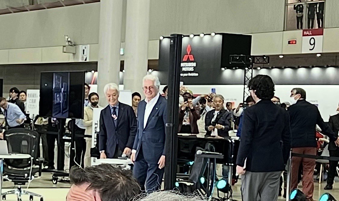 tetsuaki_makita's tweet photo. 亡き父が昔乗っていた愛車は1968年式の白いGT1300ジュニアで私の愛車は2007年式の赤いブレラ。
親子で大好きなジョルジェット・ジュジャーロ氏のデザインはどの角度から見ても美しいと改めて感動した日。
ご本人の姿を見れて声が聞けて本当に嬉しかった🥹
~京子~
#AUTOMOBILECOUNCIL
#giugiarodesign https://t.co/lmaR0kg20d