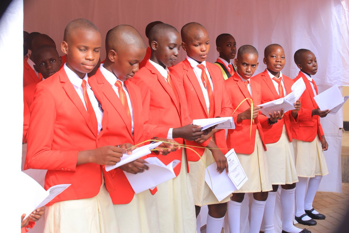 FlobbetoSchools's tweet image. #Thread2: A double blessing at Flobbeto! Today, we not only witnessing the swearing-in of our new pupil leaders but also joyfully marking Palm Sunday — a day of peace, hope, and new beginnings.