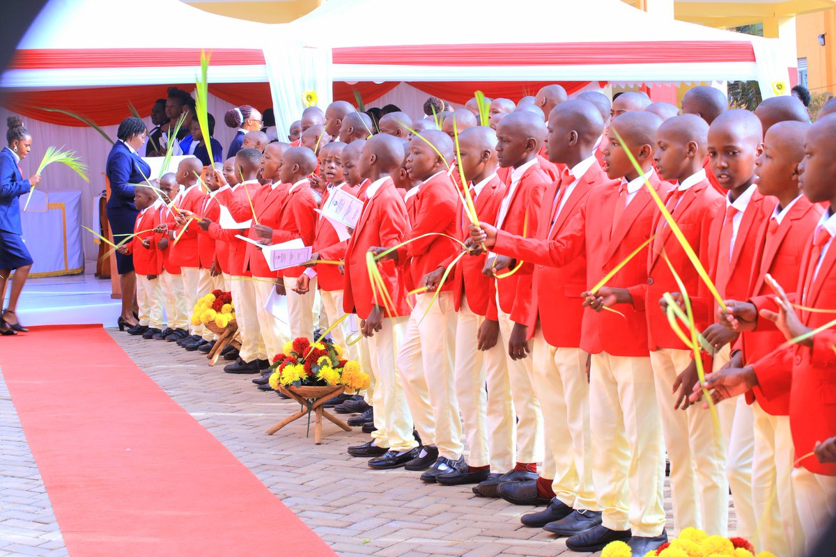 FlobbetoSchools's tweet image. #Thread2: A double blessing at Flobbeto! Today, we not only witnessing the swearing-in of our new pupil leaders but also joyfully marking Palm Sunday — a day of peace, hope, and new beginnings.