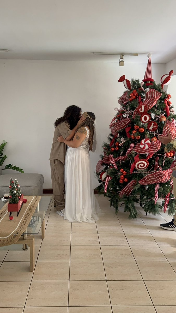 ValeBar98's tweet photo. Como le explico a mi yo de 14 años ilusionada que si se casó con el que desde esa edad creía que era el amor de su vida. 😭🤍 https://t.co/VVGG7TvDlS