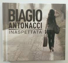 #AlmanaccoRock #MusicaItaliana <a href="/BiagioAntonacci/">Biagio Antonacci</a> by <a href="/boomerhill1968/">boomerhill1968@gmail.com</a> il 13 aprile del 2010 Biagio Antonacci pubblica per la Iris /Sony il lp Inaspettata. Sarà il terzo disco più venduto dell'anno con oltre 180.000 copie (debutta direttamente al primo posto della classifica per