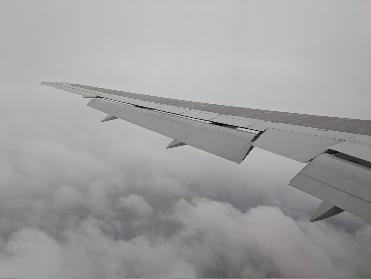 zenji_78's tweet photo. JAL 586便
���館→羽田

函館山も羽田新ルートの広大な景色も雲で見れず… https://t.co/wAlKckzefj