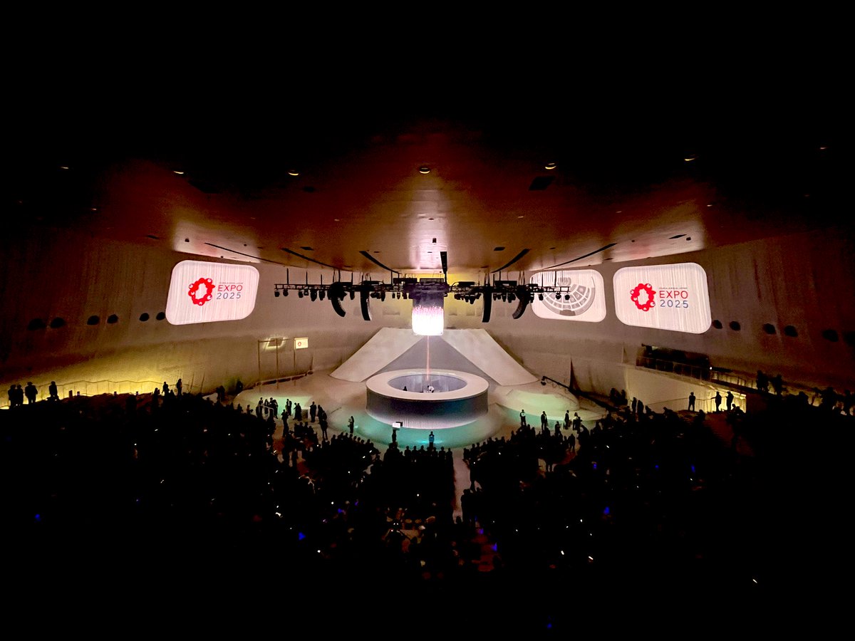 nashitake's tweet photo. 大阪・関西万博の開会式演出をつとめました！
調和を意識せず、それぞれが今まで夢中になってやってきたことをそのままステージに乗せて整理しきれない情報量を一度に盛り込む。
美しい真っ白な舞台にキャストとスタッフの何百人もの手形がカラフルに付いて、それを上から見ると絶景に🌈
#expo2025 https://t.co/4rjQO2G8b1