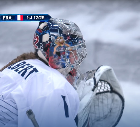 Alors qu'elle effectuait ses débuts avec la France en compétition officielle, Alice Philbert arbore un casque avec Astérix.