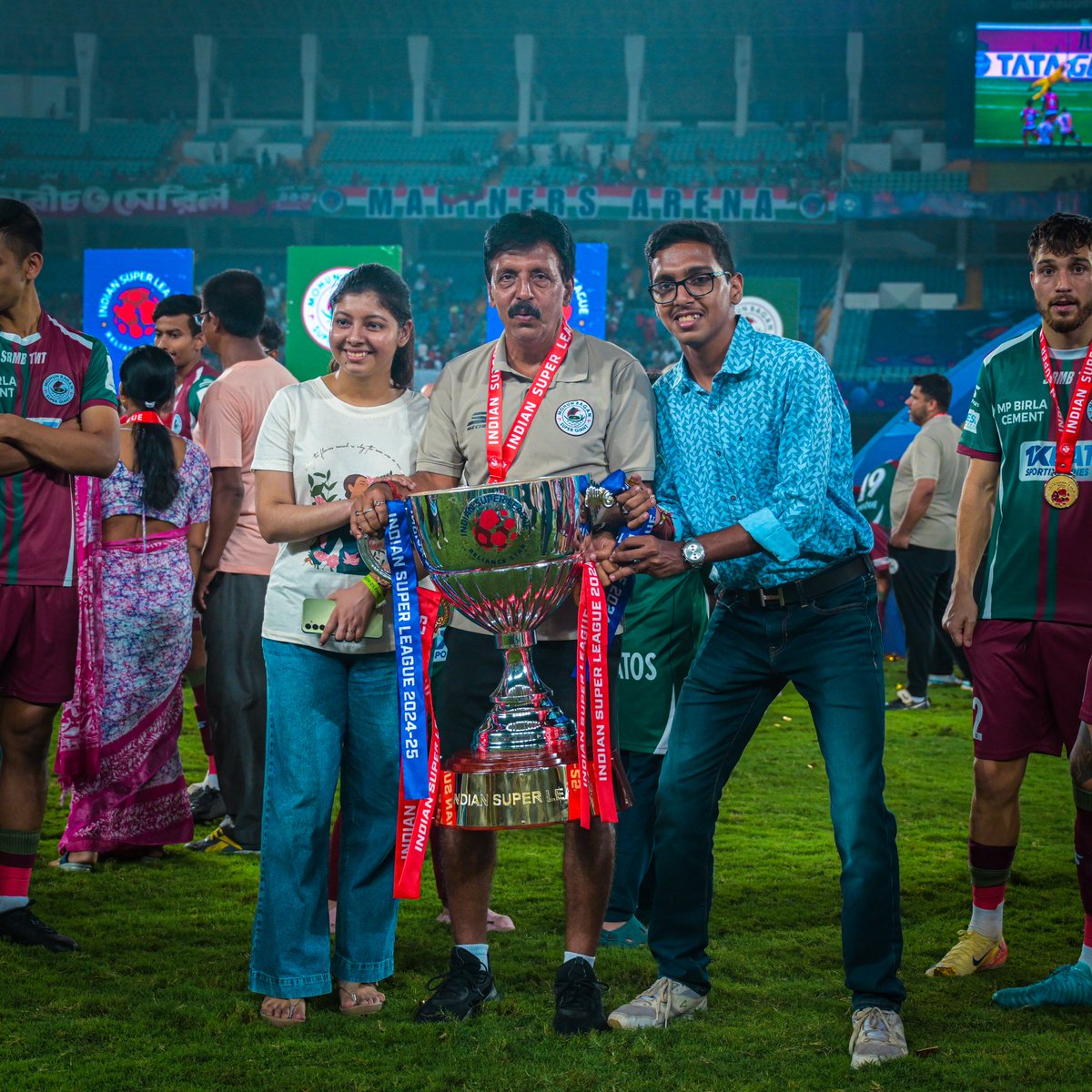 RoyBastab's tweet photo. Dream come true. Memorable night for all Marriners.
#JoyMohunBagan 
💚♥️ https://t.co/oqYYay6UYU