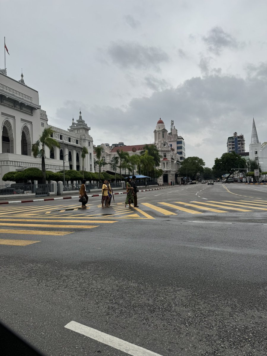 hm_myanmar's tweet photo. ミャンマーのヤンゴン。さすがに今年のティンジャンは水掛けは中止。ステージ
も何も無い。 https://t.co/Sqy7rjte0u