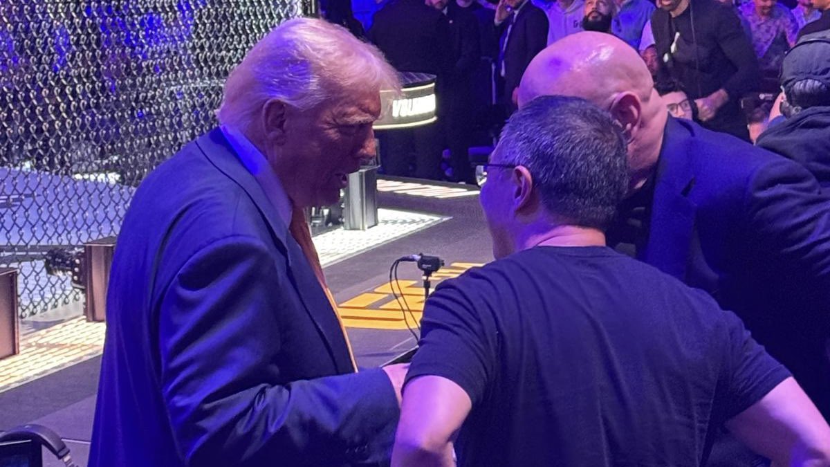 fookelon's tweet photo. Bullish enough on $VET?

Its just a handshake, they say. Next minute a proper conversation with the most powerful person in the world.

CEO of #VeChain with Dana White and President Donald Trump. 👀 

#VeFam #NFT https://t.co/CFE5x1HU0O