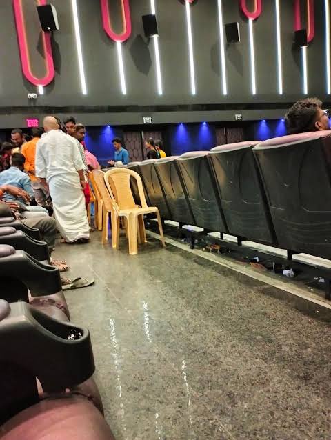 zavithahamed's tweet photo. #GoodBadUglyBoxOfficeRampage
#GoodBadUglyreview #GoodBadUglyFromApril10 #Goodbadugly #Ajithkumar𓃵 
After viswasam only one AK blast 💥 🥰🥰🥰🥰 😍😍@mynameisraahul @DoneChannel1 @SureshChandraa @Adhikravi @MythriOfficial 
#SundayBlockbuster 
Extra chair 💖💖💖💖💖💘💘💘 https://t.co/uS5LKU8B3u