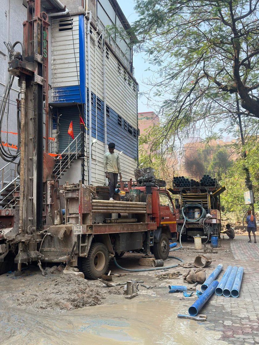 ResidentsJj's tweet photo. @rmccommissioner @DC_Ranchi @ranchipolice @JharkhandCMO 
Vijay Sarawgi & Sons are doing borewell on RMC  common Road Truck no TN33 BP7666 . RMC has already declared the encroachment on 25ft  RMC common Road in their report Dated 4th February 2025. We request authorities to take cognizance.