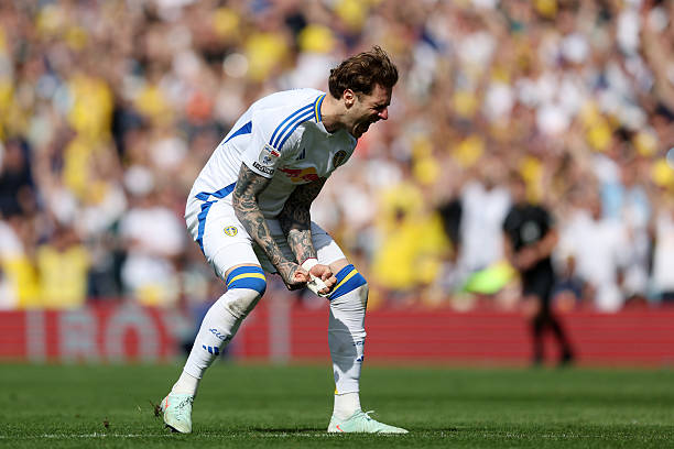 LUFCDATA's tweet photo. 🏃 94 appearances
👏 58.5% win rate
💪 55 wins
🧱 44 clean sheets

Despite all the bumps and bruises, Joe Rodon has now made 79 consecutive Championship appearances. 🥊

No player has made more appearances for Leeds under Daniel Farke than Joe Rodon (94). 💪

A true Warrior. His raw passion yesterday spoke volumes. 

https://t.co/1zGH5XjQds | #LUFC