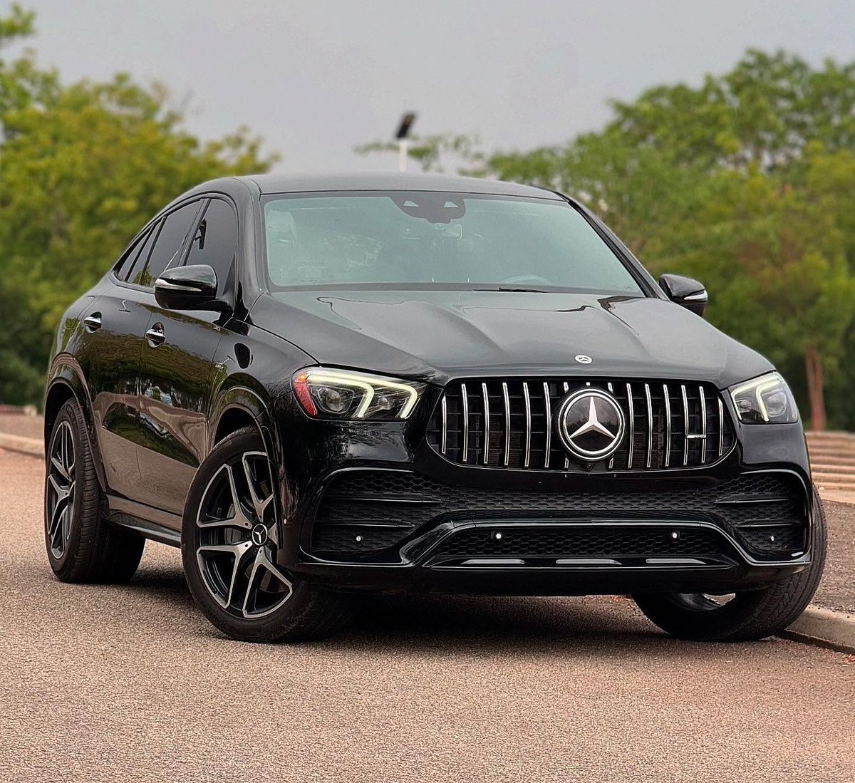 datogoniboy_'s tweet photo. Sleek. Aggressive. Unmistakably Benz 
With its coupe silhouette and AMG styling, this GLE 53 turns heads before you even hit the throttle.

⚡ AMG-tuned 3.0L Turbo engine
📉 22k miles – barely touched
🛋️ Premium leather + ambient lighting
☀️ Panoramic roof, Burmester sound, & more
🛣️ Built for Naija roads, dripping in style

₦170M – worth every naira.
Call/DM 0811 817 0832 to own the streets.

#AbujaTwitterCommunity #NaijaRides #AbujaLuxury Cubana
