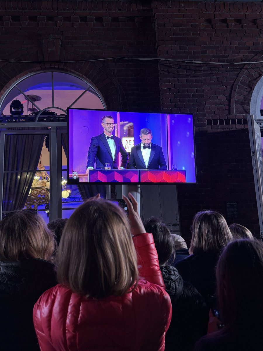 Das war ein sehr sehr toller Abend. Ich vermisse Aufzeichnungen. Joko ist ein lieber Mensch. Danke Ende. #ESGQ