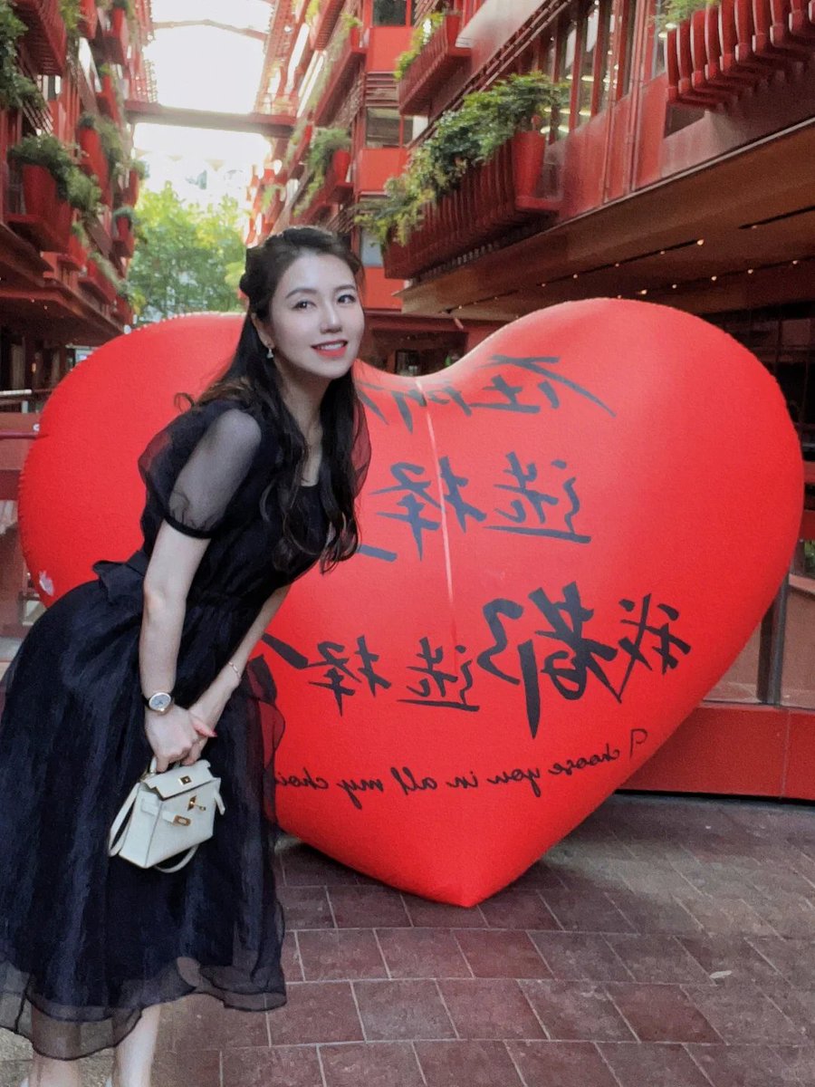 Poonam24129's tweet photo. 浪漫要夹杂在生活里 无论生活给予我们什么 都希望向阳而生 今天不容易 明天会更难 但后天终将美好 乐观和爱才是生活的解药 希望每个人都能在繁杂的生活中，仍然拥有爱与被爱的 https://t.co/j8iZxM1hht