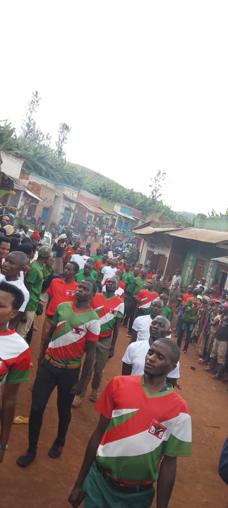 CNDDFDDBugendan's tweet photo. #Bugendana @CnddFdd K'umutumba nyakeru zone #Mutoyi vyari bihimbaye cane aho hari ibirori vyukwugurura icibutso c'umugambwe nkuko mubibona ,kwerekana inguvu z'umugambwe k'umutumba no kwifurizanya umwaka mushasha https://t.co/VVvVrsZRUI