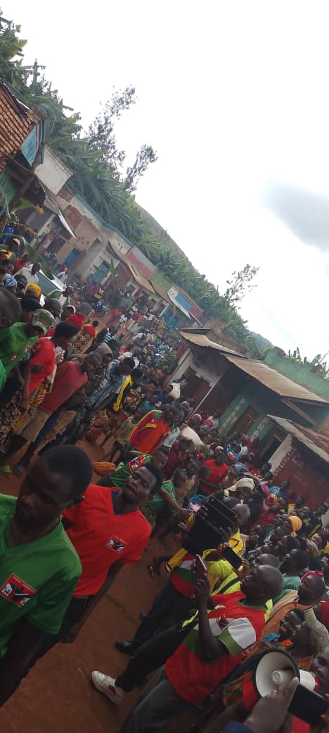 CNDDFDDBugendan's tweet photo. #Bugendana @CnddFdd K'umutumba nyakeru zone #Mutoyi vyari bihimbaye cane aho hari ibirori vyukwugurura icibutso c'umugambwe nkuko mubibona ,kwerekana inguvu z'umugambwe k'umutumba no kwifurizanya umwaka mushasha https://t.co/VVvVrsZRUI