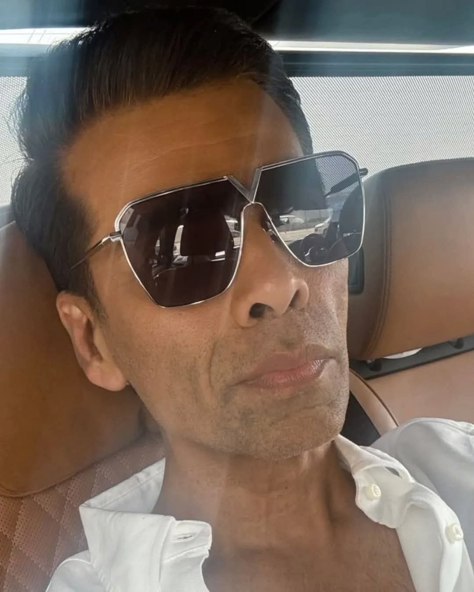 iamhamidHD's tweet photo. @KaranJohar You made our childhood memorable ❤️.
I don't know what is going on with you, but if you suffering from any disease, I wish you get well soon! 🙏 or is this part of dieting so please stop ASAP!
@iamsrk Ama samjhao bhai inko. https://t.co/9XDYHrJnqA