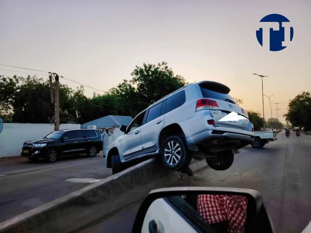 SalehDjerni's tweet photo. Il voulait impressionner les gens qu'il a B8 mais a callé en l'air. https://t.co/SYJg7ltKGS