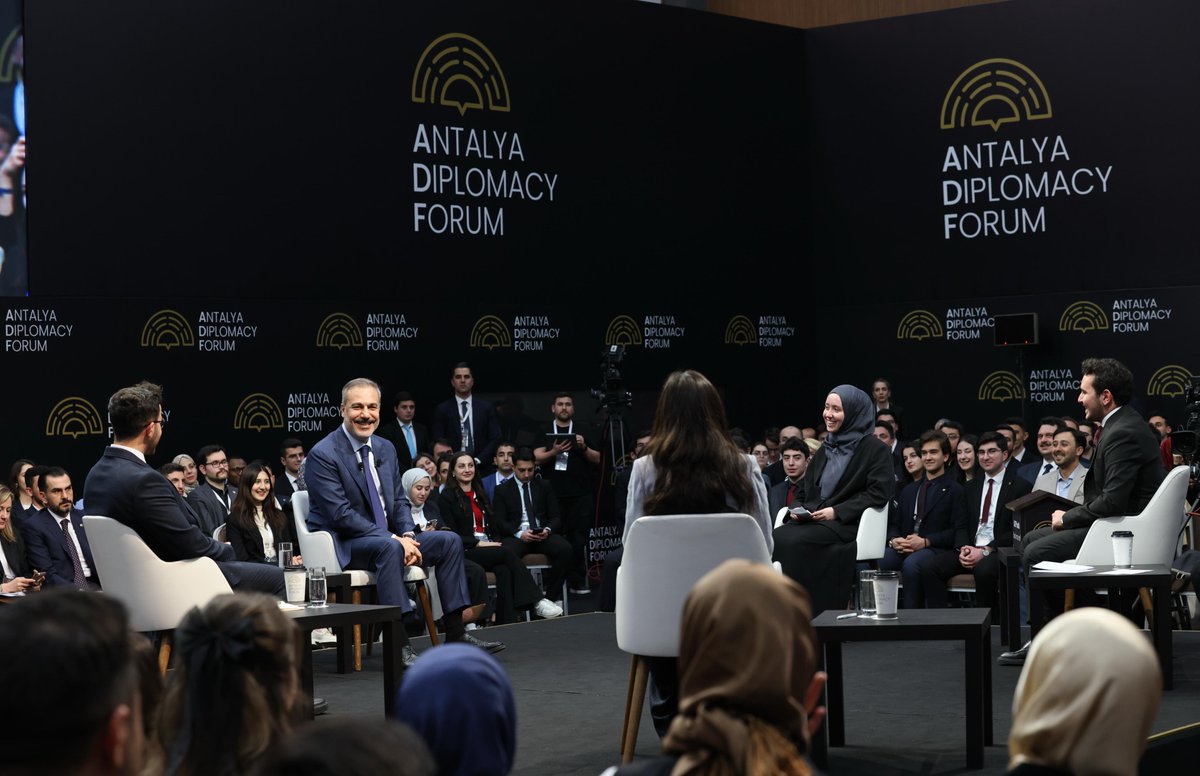 TC_Disisleri's tweet photo. Bakanımız @HakanFidan, IV. Antalya Diplomasi Forumu (#ADF2025) kapsamında düzenlenen "ADF Youth" etkinliğinde üniversite öğrencileriyle biraraya geldi. https://t.co/VJUQTGoeDy