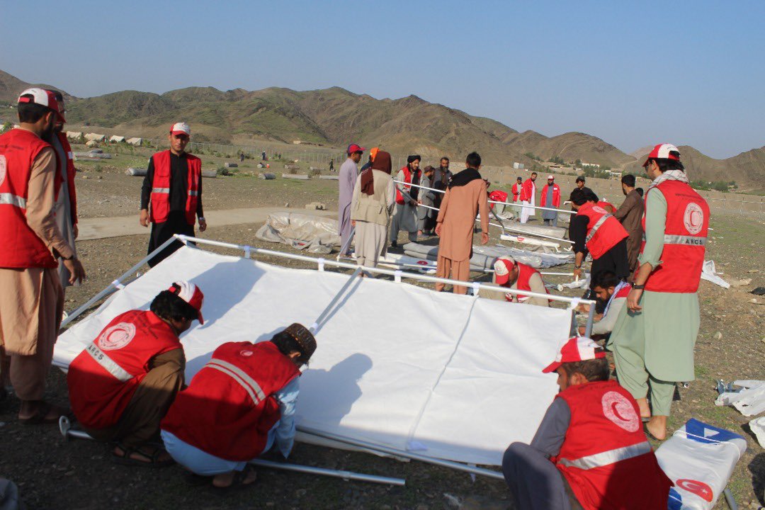 Dedicated @arcs volunteers are on the ground in Nangarhar, setting up temporary shelters, distributing food, and ensuring clean water for Afghan returnees from Pakistan. The <a href="/ifrc/">IFRC</a> DREF in action supporting ARCS’ operation in reaching thousands of Afghans in need. #HumanityFirst