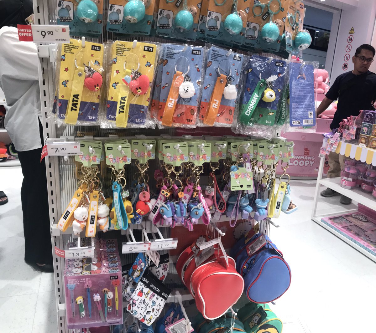pjmcheekns_'s tweet photo. — thread
personal shopper miniso !

the price on picture
• price not include service fee yet ( RM3 for small item | RM7 for big plushie )
• can meet-up / lalamove / postage
⤷ fast payment only

help rt, thankyouu ! >ᴗ<
#pasarBTSMY #pasarbts #pasarkpop @pasarBTS @BTSMarketMY https://t.co/rEqDEB0TGB