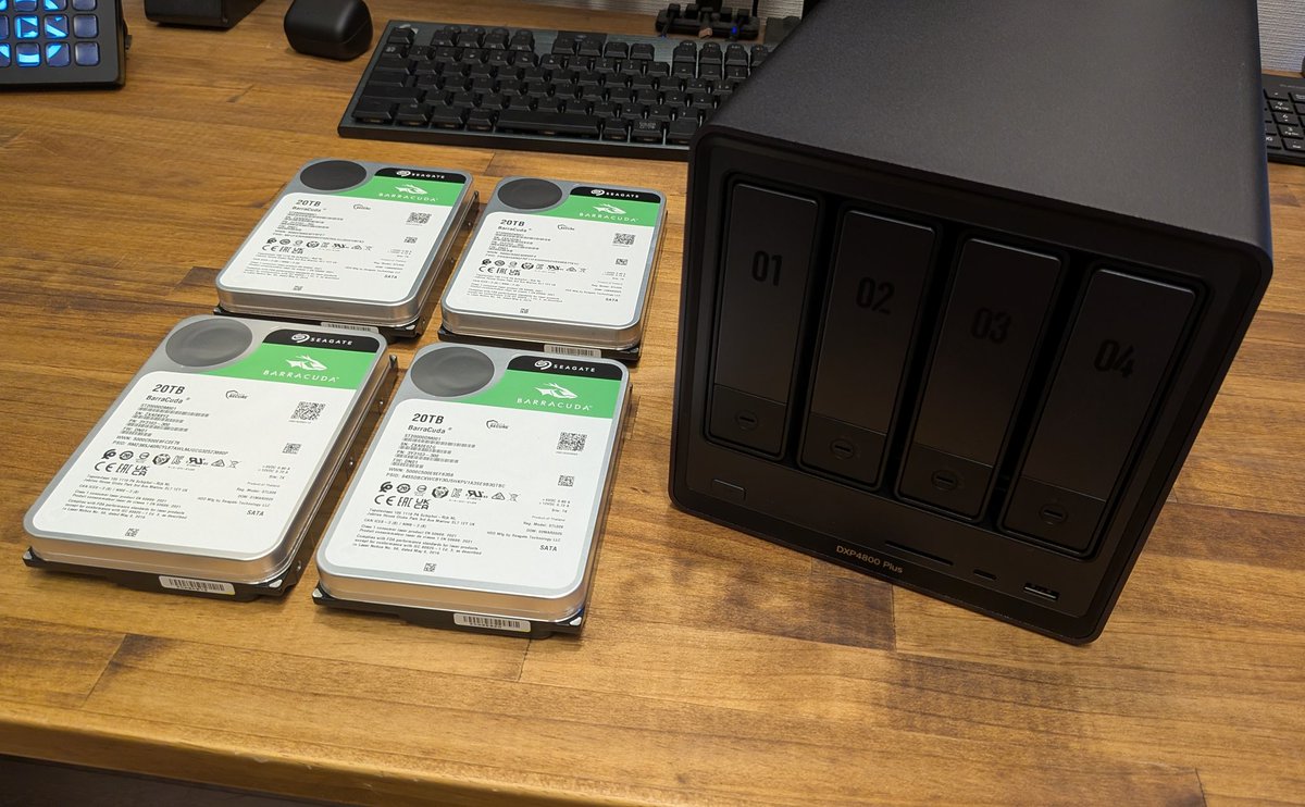 anushi_ch's tweet image. やっとこさ全てのHDD揃ったから本格的に設定進める！
今後の4K映像のためとはいえ20TB×4台は我ながらアホw
#UGREEN #nasync