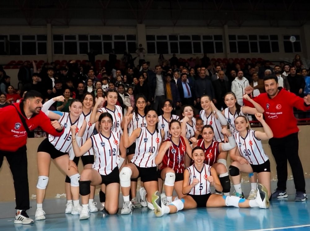 Hatay Kadın Voleybol Takımı Destek Bekliyor.

6 Şubat depremlerinde 8 sporcusunu kaybeden Hatay Voleybol Spor Kulübü, onların anısını yaşatmak ve geleceğe umut olmak için mücadelesine devam ediyor.

Kulüpten yapılan açıklamada şu ifadelere yer verildi:

“Hatay Voleybol Spor