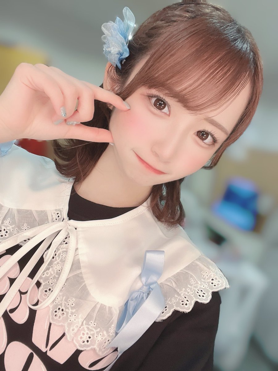 KiSP7KphWUksKEM's tweet photo. 皆様
こんにちゆいゆい
いつもありがとうございます
お疲れ様です

3300フォロワー達成しました
次は3400いきたいのでまた協力お願いします
#憩いの泉
今日は天気悪いです
寒いです
#ブルバ100 
フォローお待ちします https://t.co/RoI301oXHK