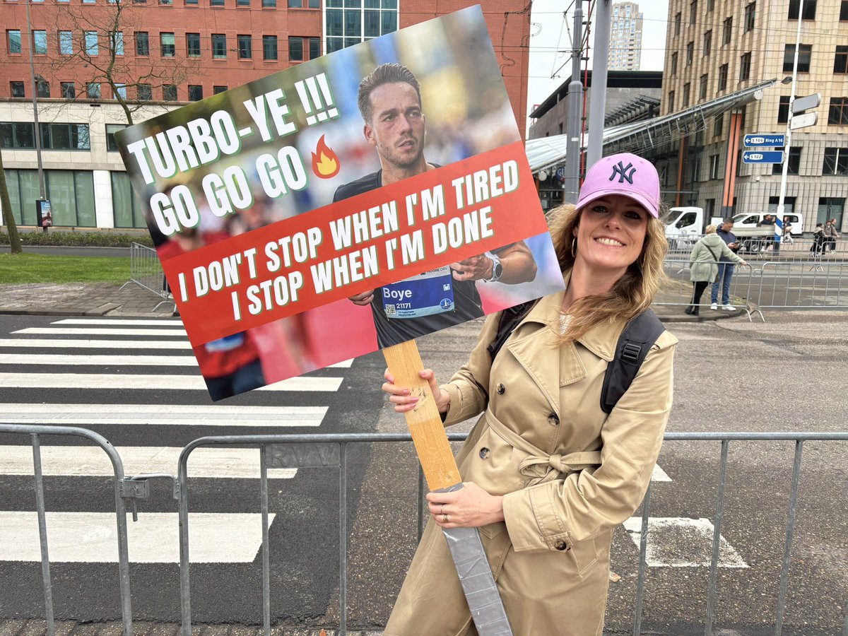 ADRDLive's tweet photo. Saskia uit Breda staat met een aanmoedigingsbord in Rotterdam-Zuid om
haar vriend Boye toe te juichen. ,,Het is de eerste keer dat hij loopt. Hij heeft maandenlang intensief getraind.” https://t.co/ILVnW8hktx