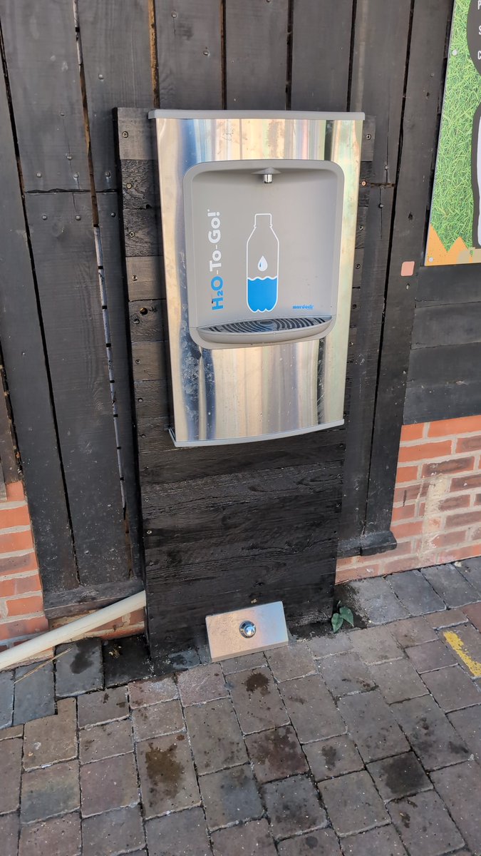 ChessingtonBuzz's tweet photo. In all the #Vampire35 excitement a few things from elsewhere on the park - a round up π§΅
Firstly in Adventure Point at the side of Hot Dogs at last a proper water refill point that works!
Good to see especially as the warm weather returns. Small things matter https://t.co/pRZHNff2oV