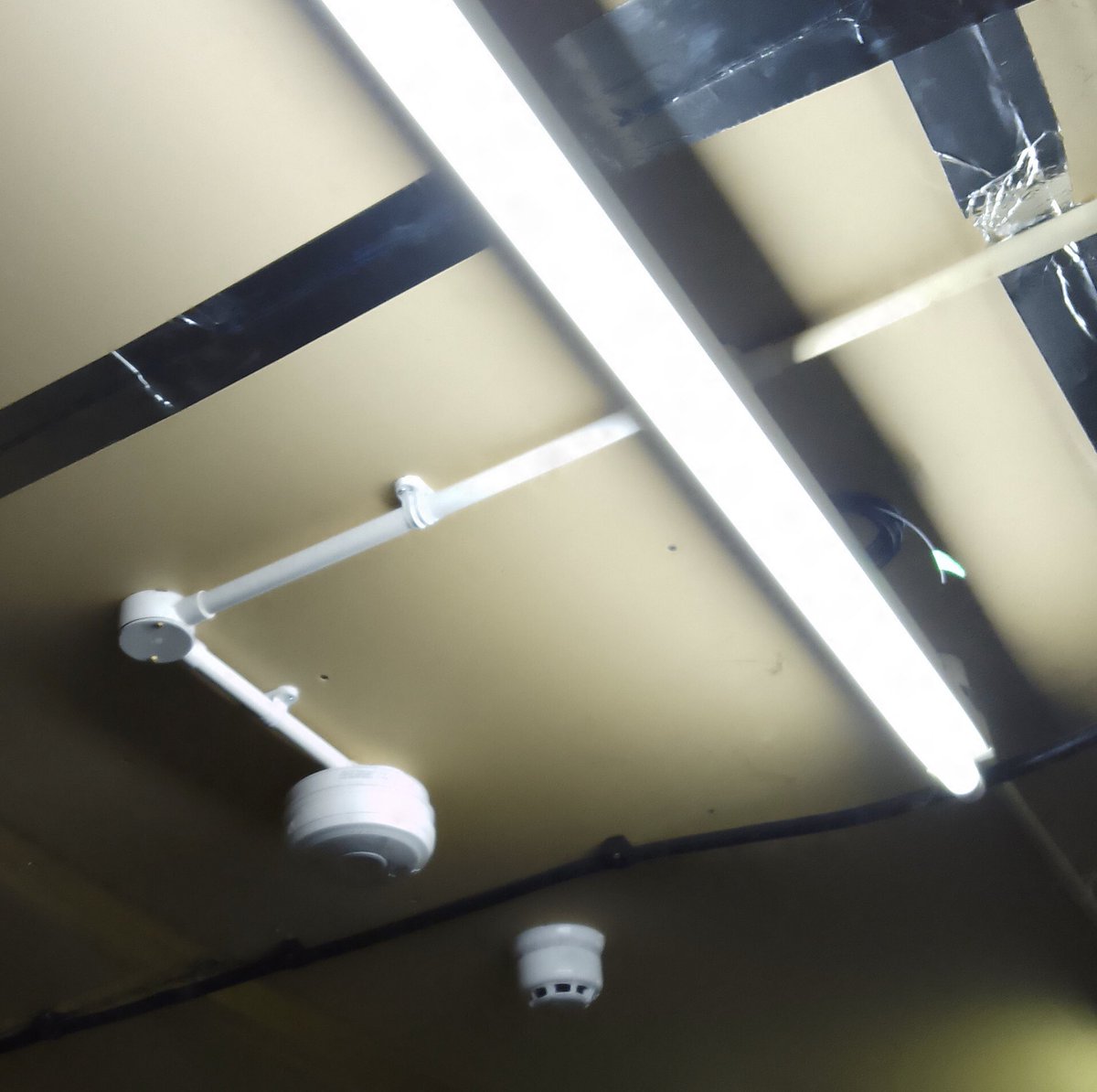 WtfElectrical's tweet photo. A week of plant room upgrades for a customer in hedge end, @Aico Ei3018 / Ei28RBU /SAB300R.
Emergency bulkhead upgrades as required including fixing exsisting plastic containment with metal fire cleats/fixings.
@QvisLighting https://t.co/qL2A3AgAuU