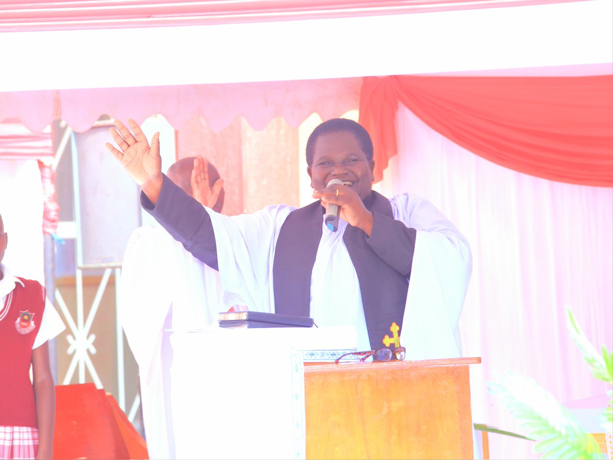 FlobbetoSchools's tweet image. #Thread3: We began this beautiful and meaningful morning with a word of prayer led by Rev. Ssetabi Jenifer, dedicating our school, the newly elected pupil leaders, and today’s ceremony into the Lord’s gracious hands.