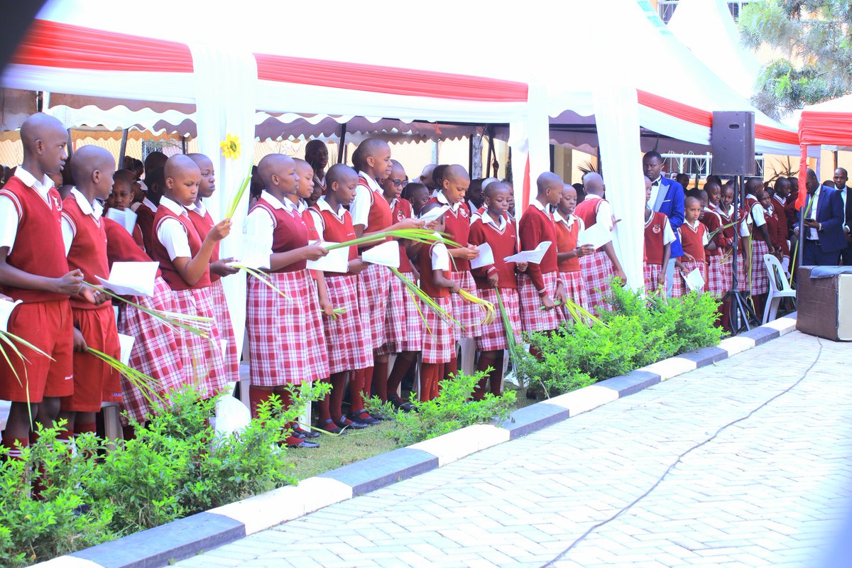 FlobbetoSchools's tweet image. #Thread3: We began this beautiful and meaningful morning with a word of prayer led by Rev. Ssetabi Jenifer, dedicating our school, the newly elected pupil leaders, and today’s ceremony into the Lord’s gracious hands.