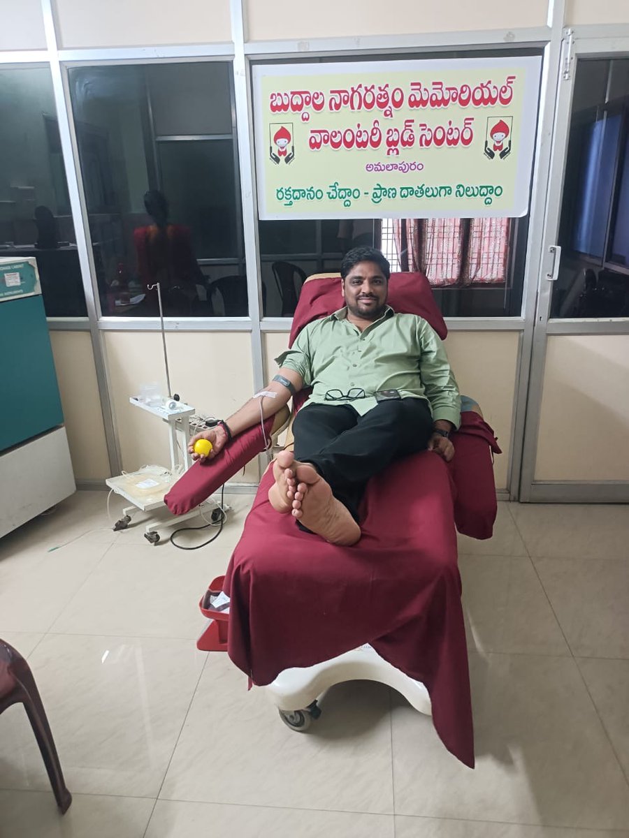 AZADFOUNDATION3's tweet photo. అత్యవసరంగా ఒక పేషెంట్ కి O పాజిటివ్ రక్తం అవసరం అని ఫోన్ చేసిన వెంటనే స్పందించి రక్తదానం చేసిన మా మిత్రుడు కోలా ప్రసాద్ గారికి ఆజాద్‌ పౌండేషన్ ద్వారా ప్రత్యేక ధన్యవాదాలు తెలుపుతూ
      మీ
ఆజాద్‌ పౌండేషన్ అధ్యక్షులు
ఆజాద్‌ నాగ సుధ‌ కొండ https://t.co/4iUcribylS