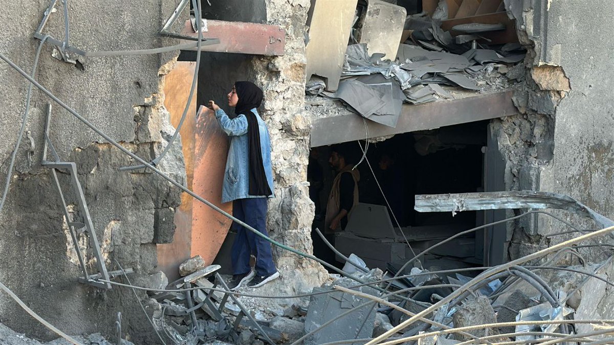 🔴مشاهد من الدَّمار الَّذي خلَّفه قصف الاحتلال على مستشفى المعمدانيِّ وسط مدينة غزَّة فجر اليوم.

#انقذوا_مستشفيات_غزة 💔💔