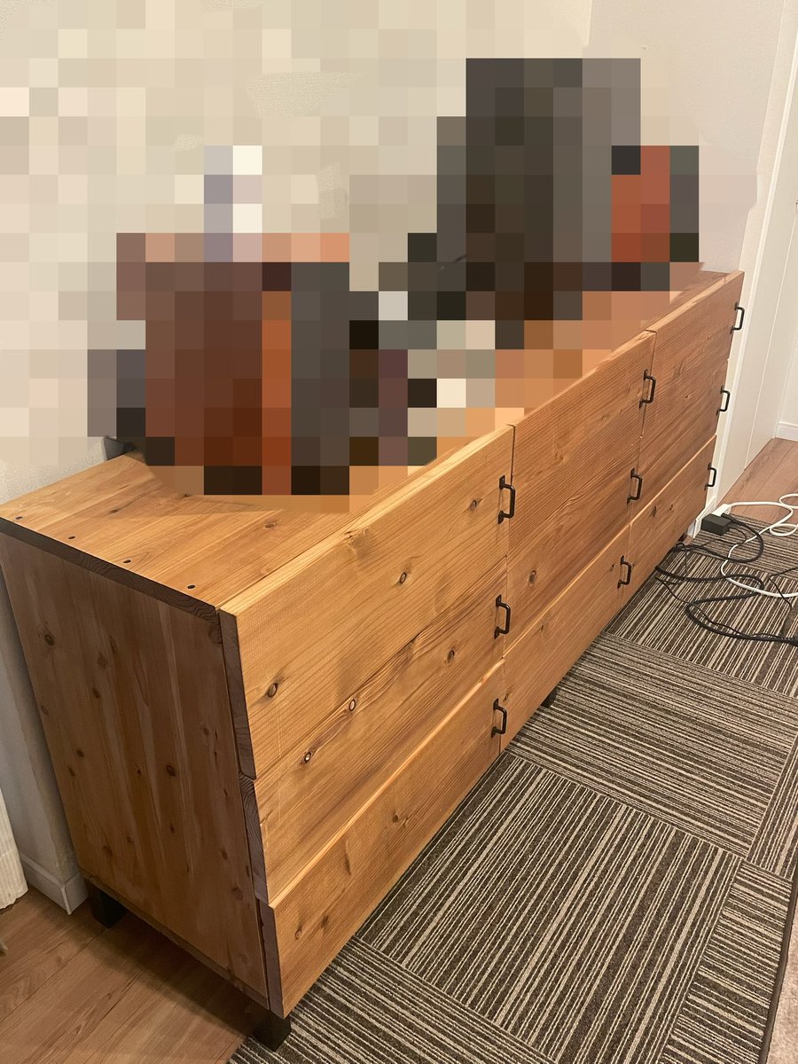 EMI17956397's tweet photo. そういえば今更ですがテレビ台、去年中に完成してました！扉の取り付けが難しくてガタガタになってしまった、、
作るの楽しかったので、また新しいものを作りたい所存🙆‍♂️

写真、モザイクかけたら逆に変な感じになってしまった、、 https://t.co/dz2a8rbieb
