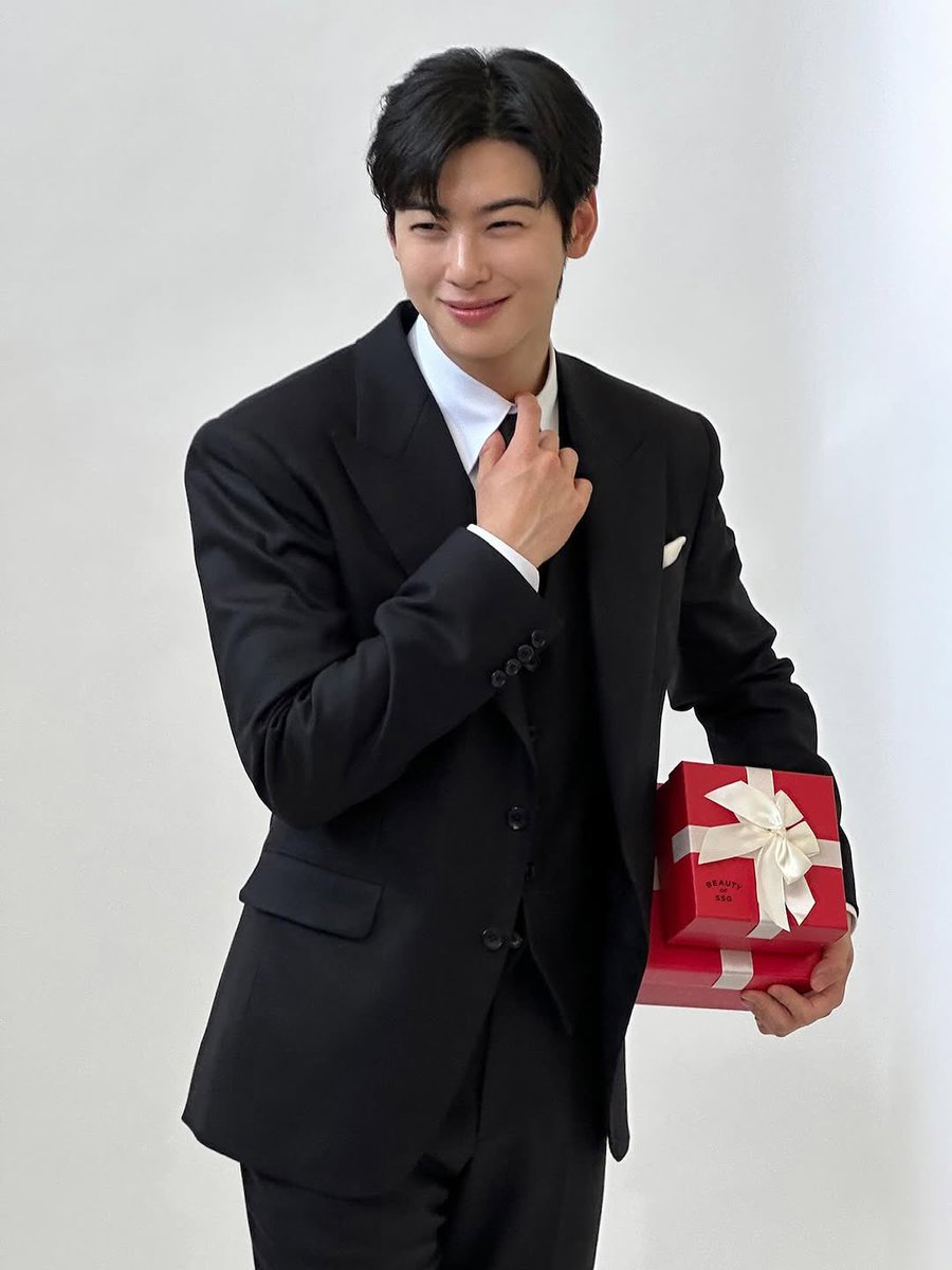 eunwoomelike's tweet photo. Gülüşü sabahıma güneş gibi doğdu allahım nasıl yakışıklı öyle güzel gülüyor ki ❤❤💘💘💘

#CHAEUNWOO #FELİX #BOSSG https://t.co/I4lz8NBqfq