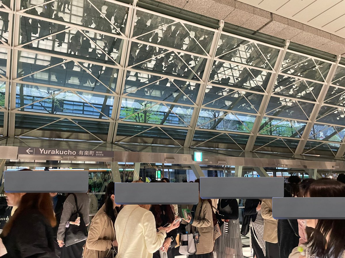 Ebrbt251's tweet photo. @tkyksk15 グッズ売り場フロアから下に下がった正面の柱付近にいます！わかりづらくすみません🙇‍♀️ https://t.co/OtJ2JvekuL