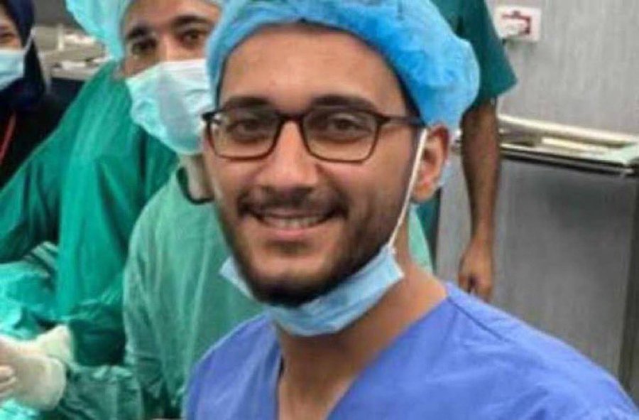 YZaatreh's tweet photo. عن هذا الشهيد المصري العظيم في قطاع غزة..

إنه الطبيب محمود أبو عمشة الذي اسُشهد قبل يومين وهو يقوم بدوره الذي دأب عليه في مساعدة الجرحى والمصابين في قطاع غزة.

دمٌ واحد وجرحٌ واحد أيها المصري النبيل، وما كان هذا "الكيان" سوى طعنة في قلب مصر ودورها، وفي قلب الأمّة، وما شعبنا سوى حربة متقدمة في مواجهته نيابة عن الأمّة.

سلام الله عليك شهيدا رائعا (تُعلن وتجسّد وحدة الدّم)، مع من سبقك من شهداء فلسطين ومصر، وكل حواضر الأمّة.